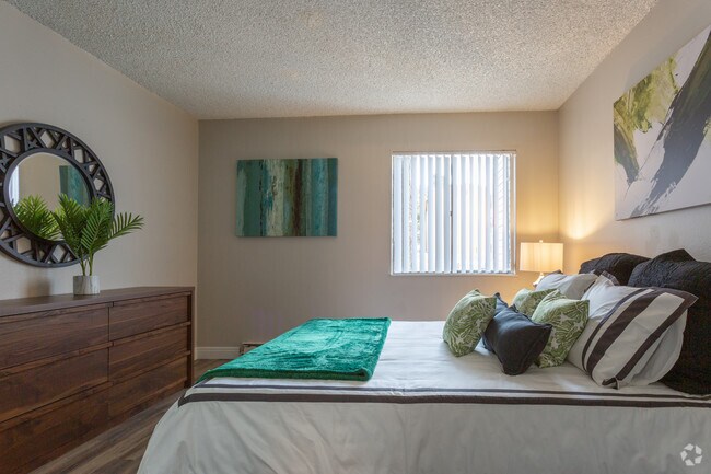 1BR, 1BA - 560 SF