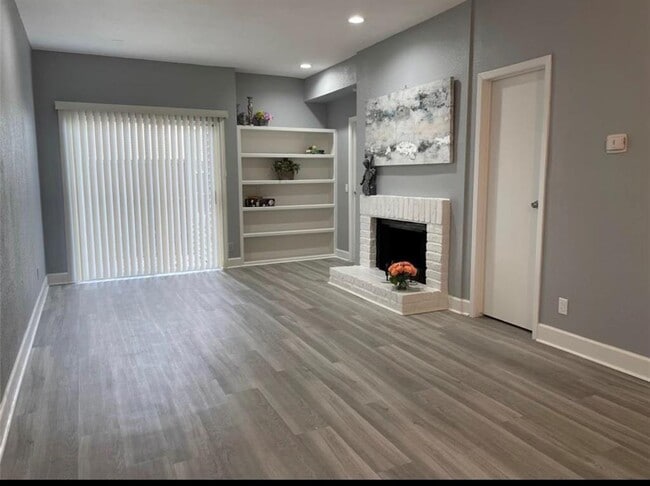 Photo - 9809 Richmond Ave. Unidad D2 Rental