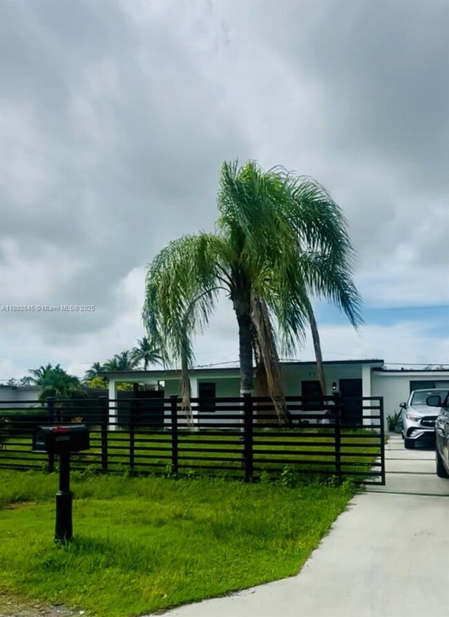 Building Photo - 14970 Leisure Dr Unit 1