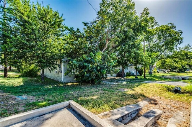 Photo - 208 W Lockhart St