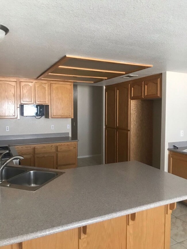 Photo - 4 BEDROOM HOME WITH VIEWS, NEAR WAALEW IN SYCAMORE ROCKS AREA OF APPLE VALLEY.