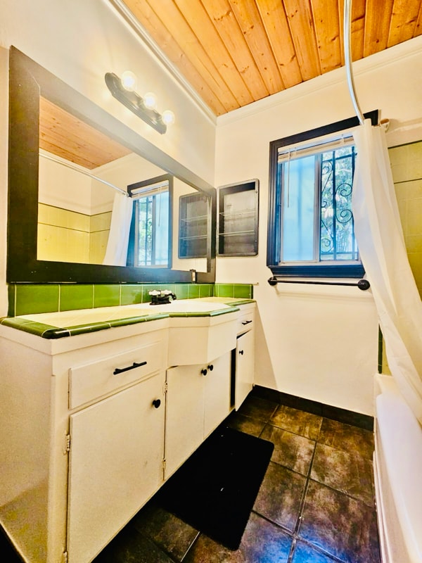 Photo - 1850 N La Brea Ave