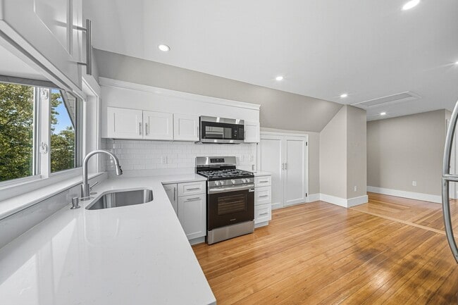 Building Photo - 9 Curtis St Unit 3