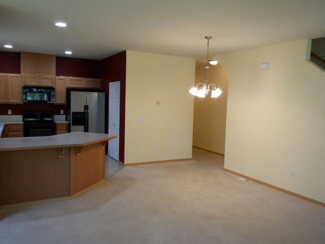 Photo - 2010 Garry Oaks Ave Unit B