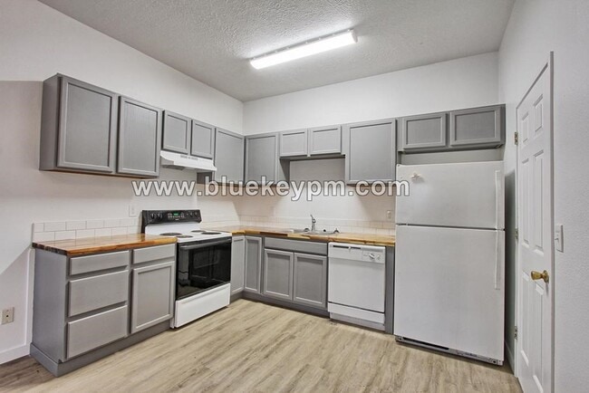 Photo - 1 Bed, 1 Bath Duplex Unit in Parkrose