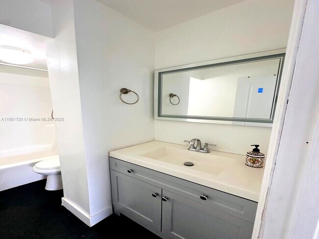 Photo - 2350 NE 135th St Unidad 401