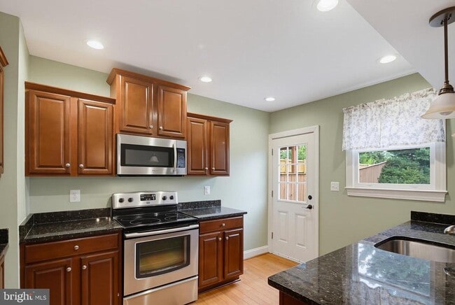 Photo - 225 W 5th St