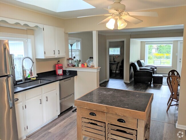Building Photo - 2 Bedroom Remodeled Home with Lake Access