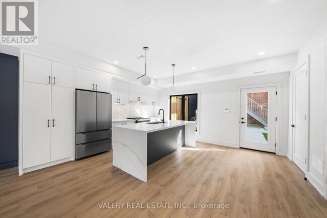 Photo - 158 Dovercourt Rd