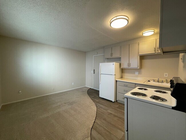 Photo - Updated Upstairs One-Bedroom with Covered Gated Parking + $500 Lease Signing Bonus! Unidad 06