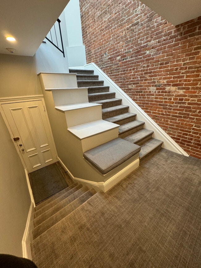 Building Photo - 265 Beacon St Unit 5 Rental