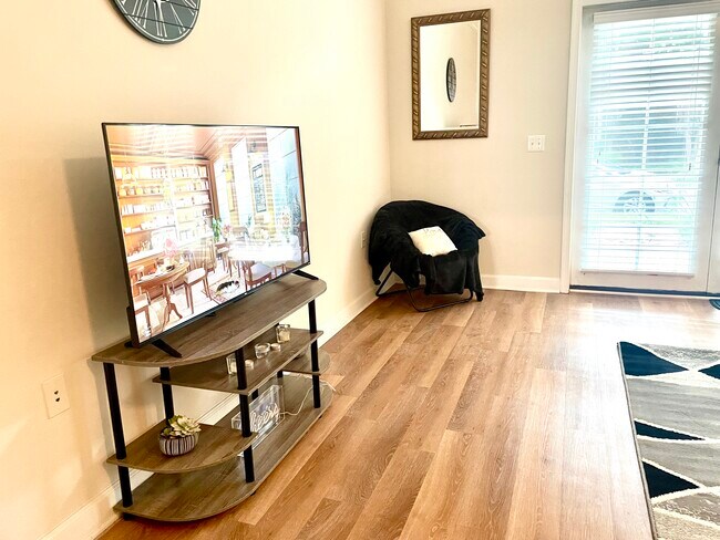 Smart TV - 300 Yarmouth St