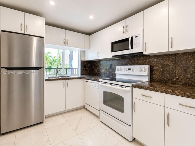 Building Photo - 9431 SW 4th St Unit 107