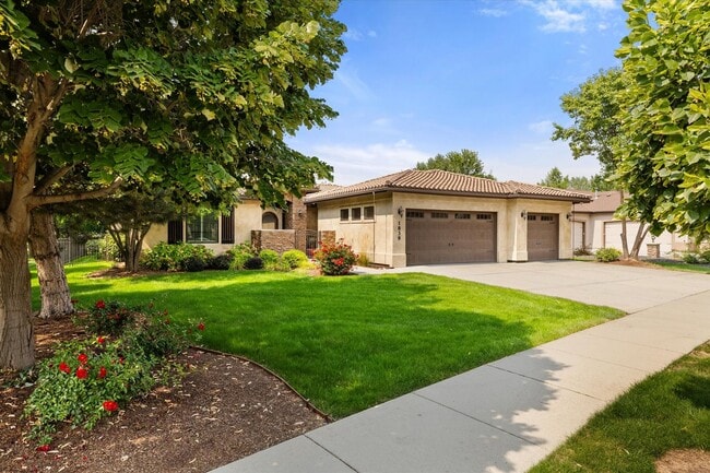 Building Photo - Luxury Furnished 4-Bedroom Home in Eagle's...
