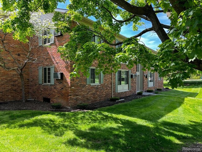 Building Photo - 454 Romeo Rd Unit 215