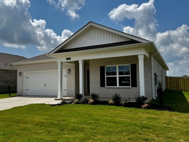 Building Photo - Fenced yard, great location