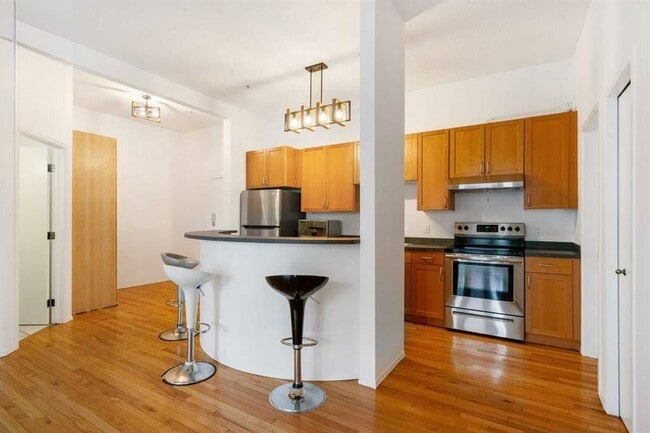 Building Photo - 1410 2 St SW Unit 2-Bed