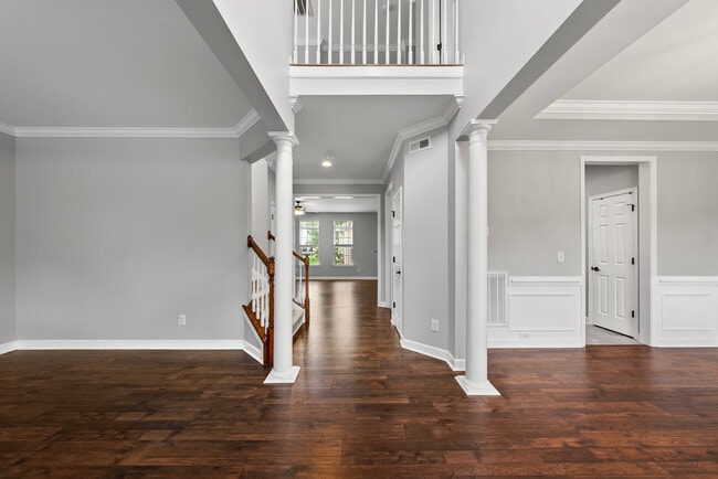 Photo - 1004 Crinoline Ln