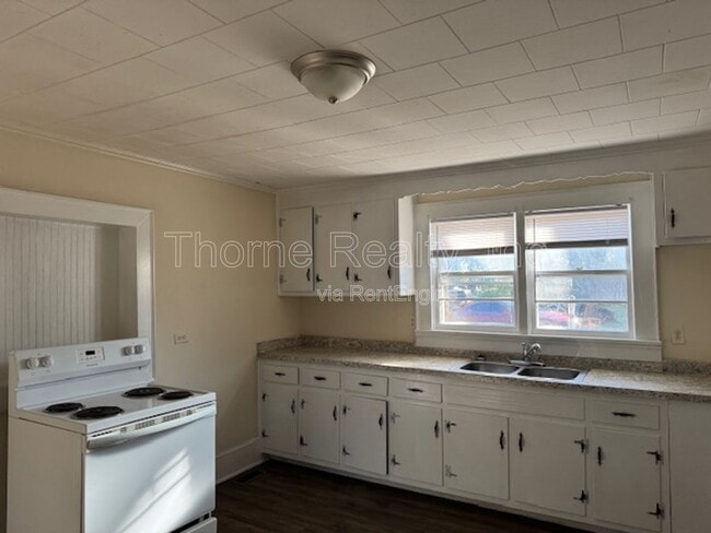 Photo - 940 Blandwood Ave