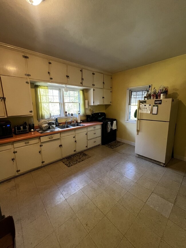 Photo - Huge 6 Bed 2 Bath close to UWEC