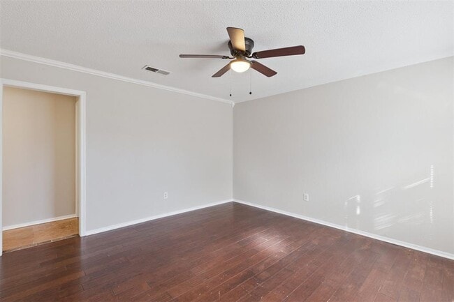 Photo - 645 Redstone Ave