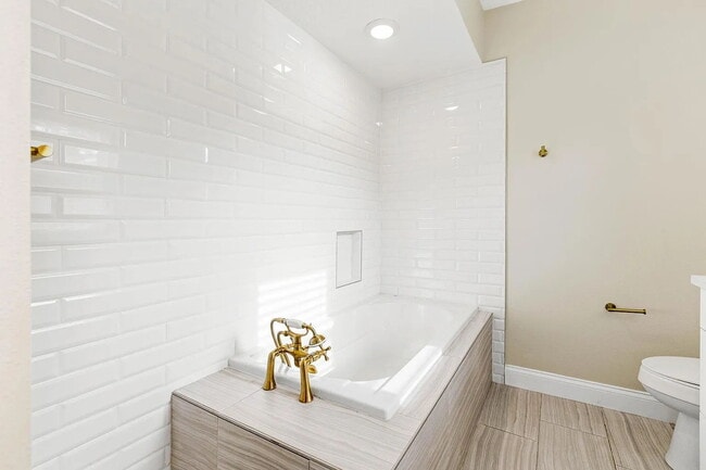 BEAUTIFULLY REMODELED 3-BEDROOM TAMPA HOME | SUNROOM | MODERN INTERIOR