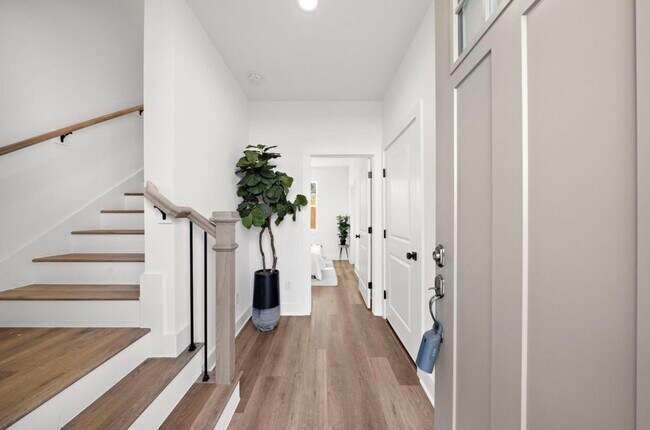 Photo - 835 Elkhart St