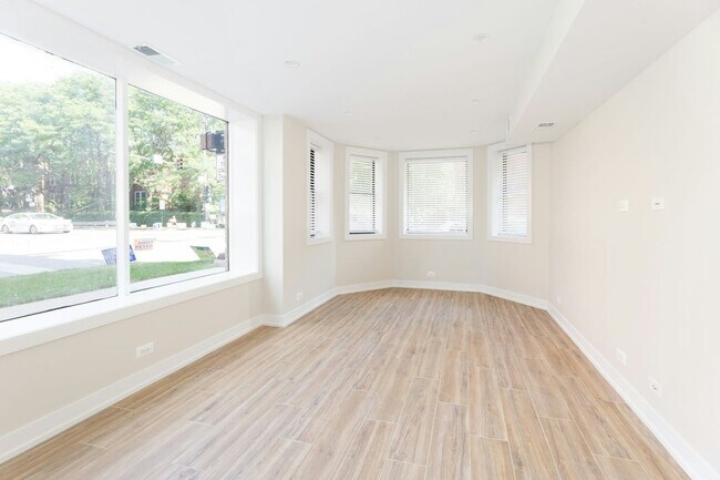 Building Photo - 5200 N Leavitt St Unit G1 Rental