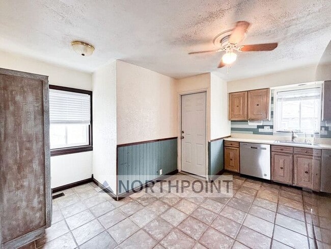 Photo - North Salt Lake 2 Bed 1 Bath - jetted tub!
