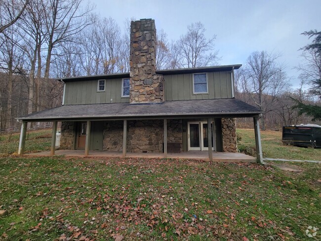 Building Photo - Country Home