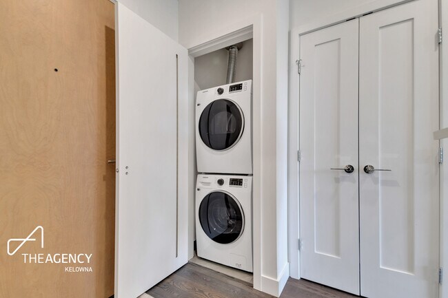 3389 Lakeshore Rd Unit 206