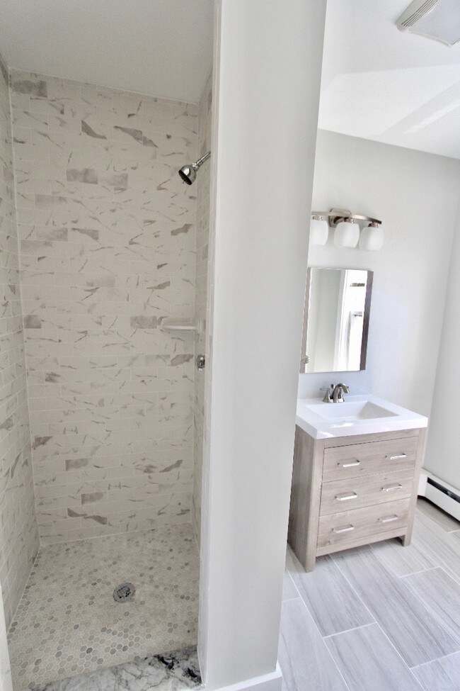 Building Photo - 154 Bennington St Unit 2