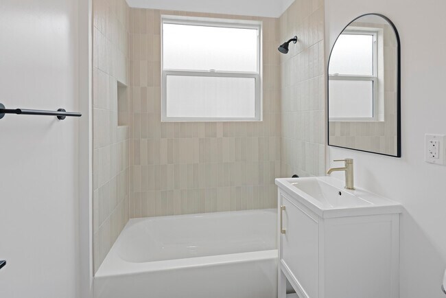 Photo - 1827 E 4th St