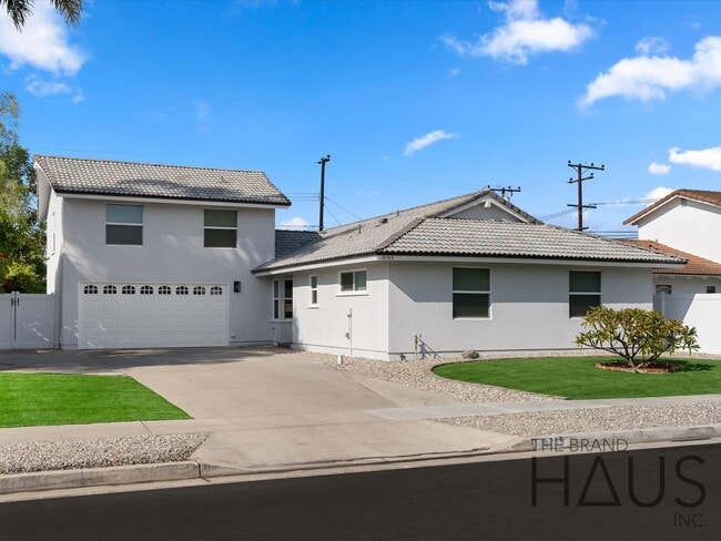 Building Photo - Two Primary Bedrooms, Pool, & Air Conditioning