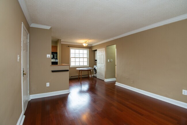 Photo - 1732 W Abingdon Dr Unit 102