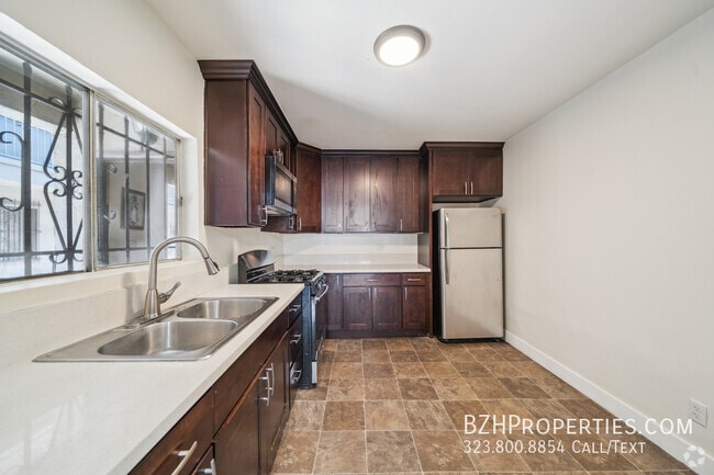 Building Photo - 5384 Romaine St Unit 1 Rental