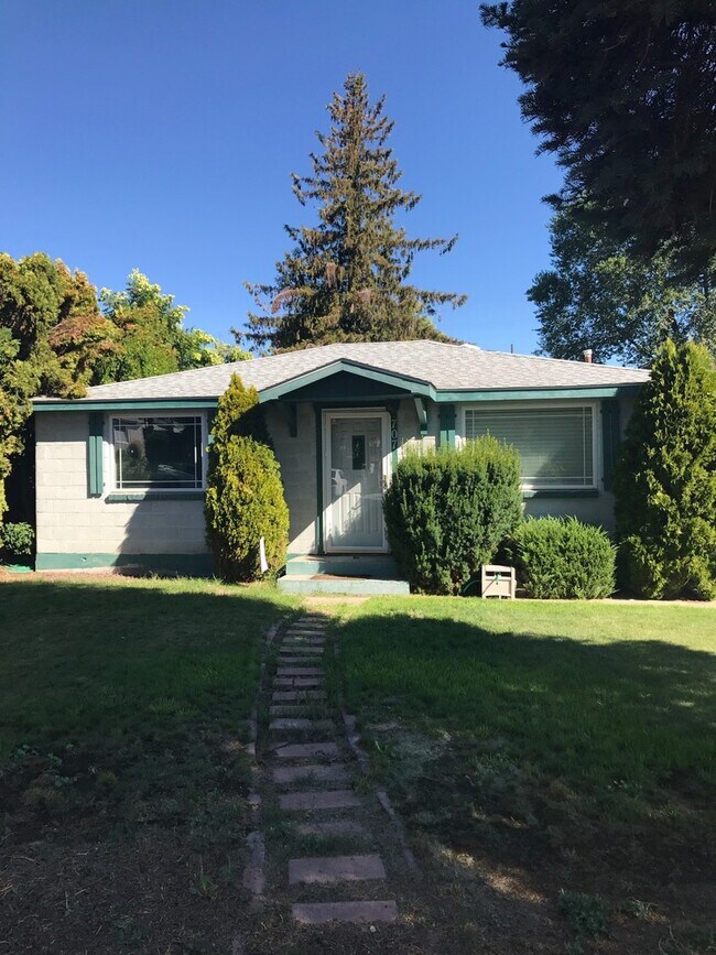 Great 2 bedroom home, fenced yard, washer/... House Rental in Selah