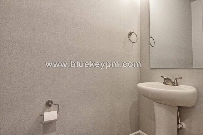 Photo - 3 Bed,2.5 Bath Townhome at the Landing At ...