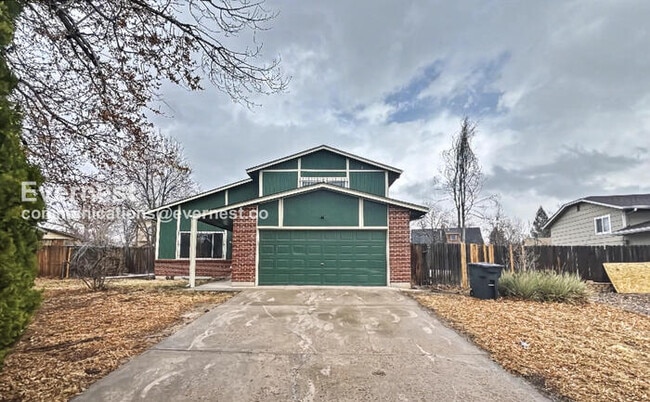 Building Photo - 5 Bed, 2.5 Bath Home with Fenced Yard & Garage / Available Soon!