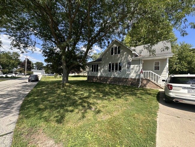 Building Photo - W267N2926 Peterson Dr Unit B Rental