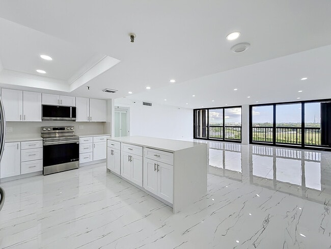 Photo - 2480 Presidential Way Unidad 902