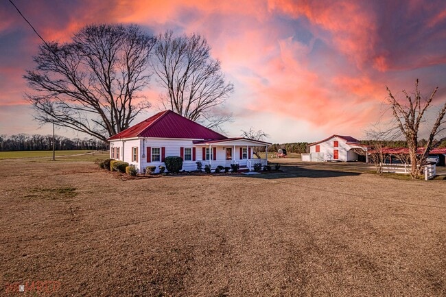 Building Photo - RENOVATED FARMHOUSE in Mt. Olive!