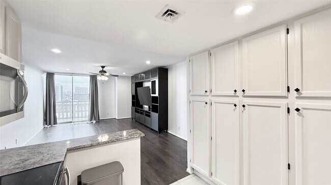 Photo - 2016 Main St Unit 1914
