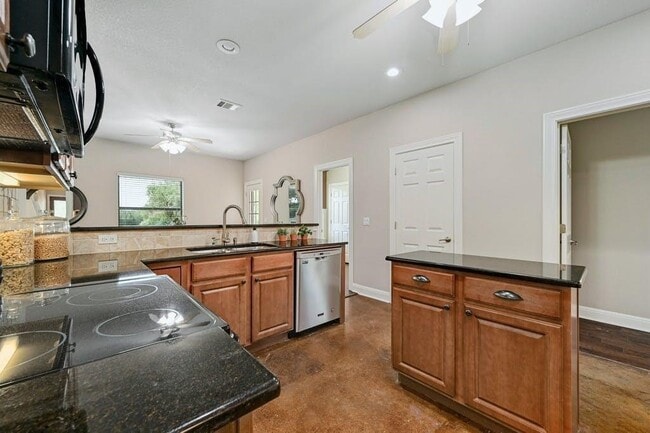 Photo - 200 Oak Hollow Ln