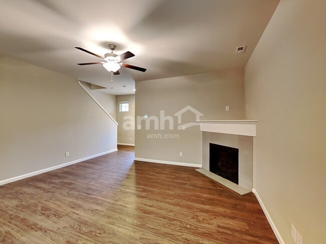 Photo - 945 Riggs Dr E