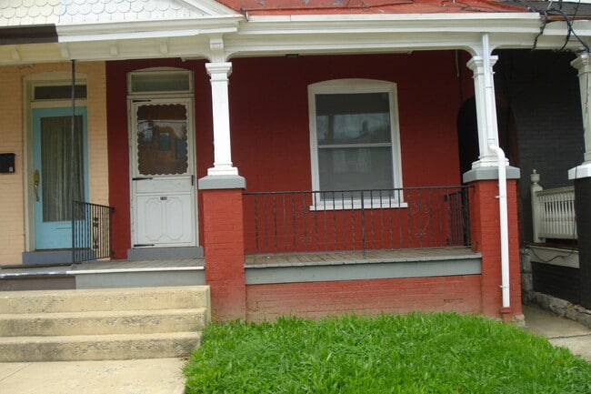 Building Photo - 733 E Chestnut St