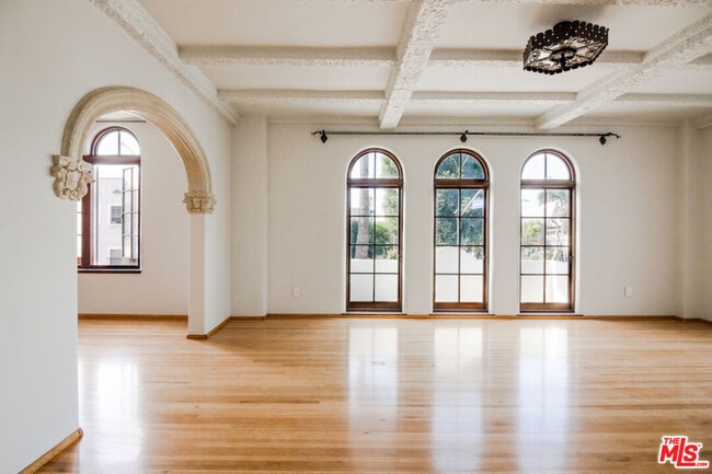 Building Photo - 1302 N Sweetzer Ave Unit 101 Rental