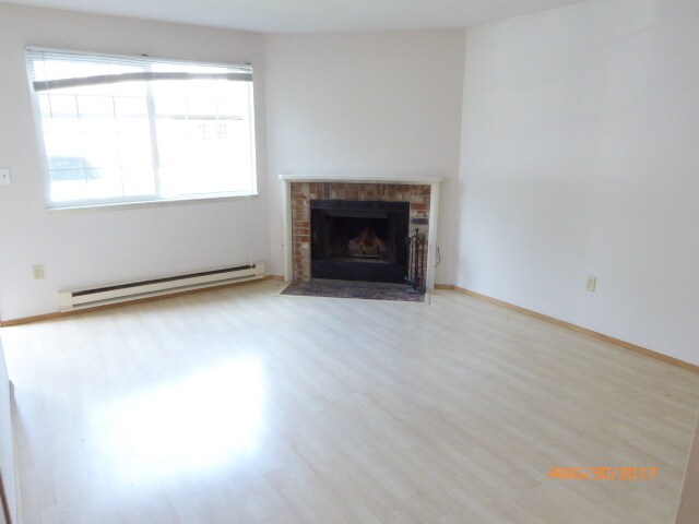 Photo - 1 Bed 1.5 Bath 2 Story Townhome in Hampton...