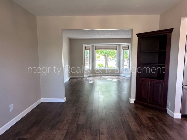 Photo - 1 Foothill Ash