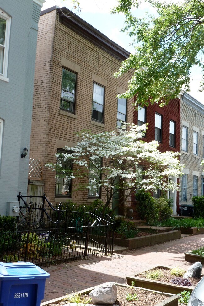 Front - 1113 C St SE